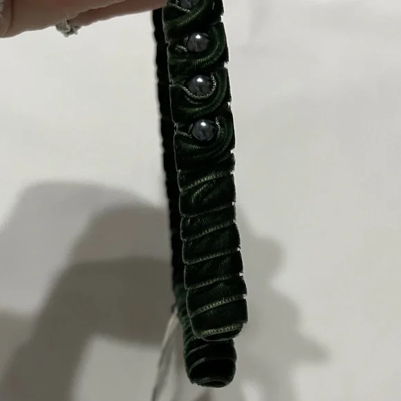 Lele Sadoughi Graduated Pearl Headband in Green Velvet Tahitian Faux Pearl NWT Lele Sadoughi Graduated Pearl Headband in Green Velvet  main image 4